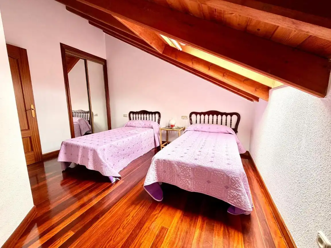 Schlafzimmer von Einfamilien-Reihenhaus zum Verkauf in Ribamontán al Mar mit Heizung, Möbliert und Balkon