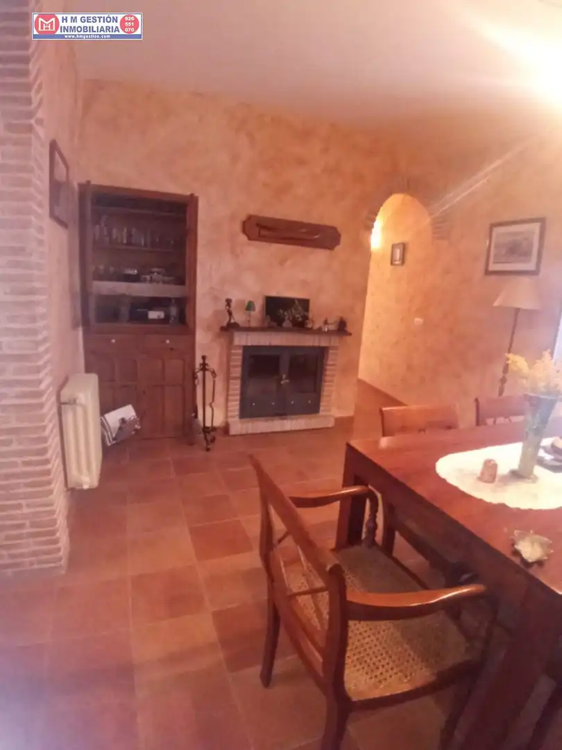 Menjador de Casa o xalet en venda en Arenales de San Gregorio amb Jardí privat, Terrassa i Moblat