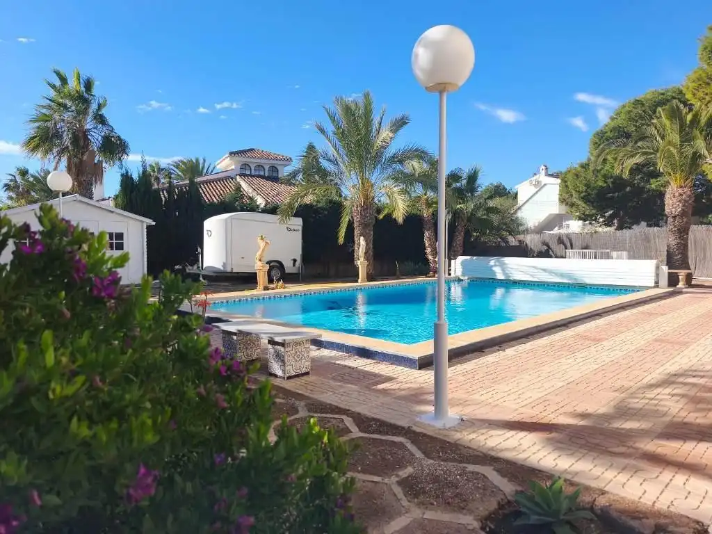 Schwimmbecken von Haus oder Chalet zum Verkauf in Cartagena mit Klimaanlage, Heizung und Privatgarten