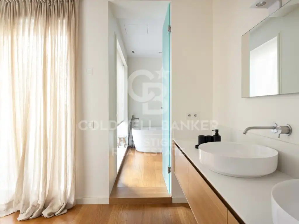 Bathroom of Attic for sale in Barcelona  with Terrace, Swimming Pool and Balcony