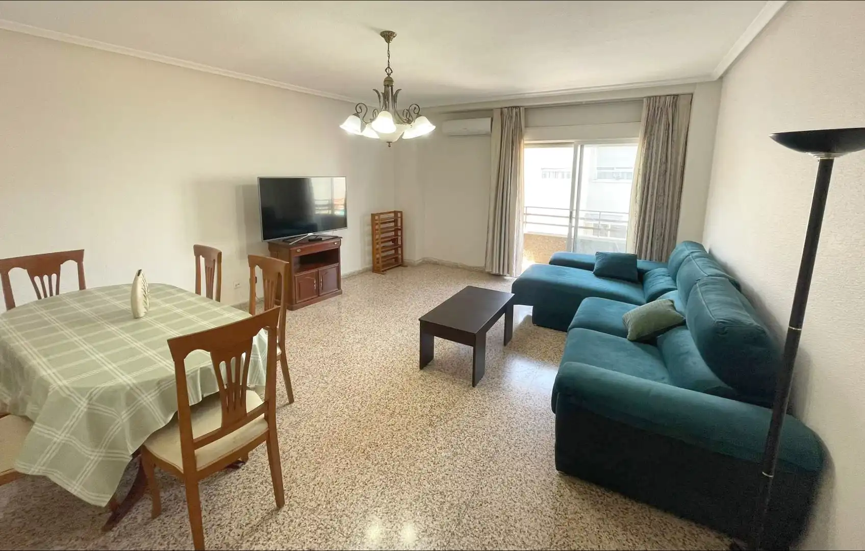 Living room of Flat for share in Elche / Elx  with Air Conditioner, Furnished and Balcony