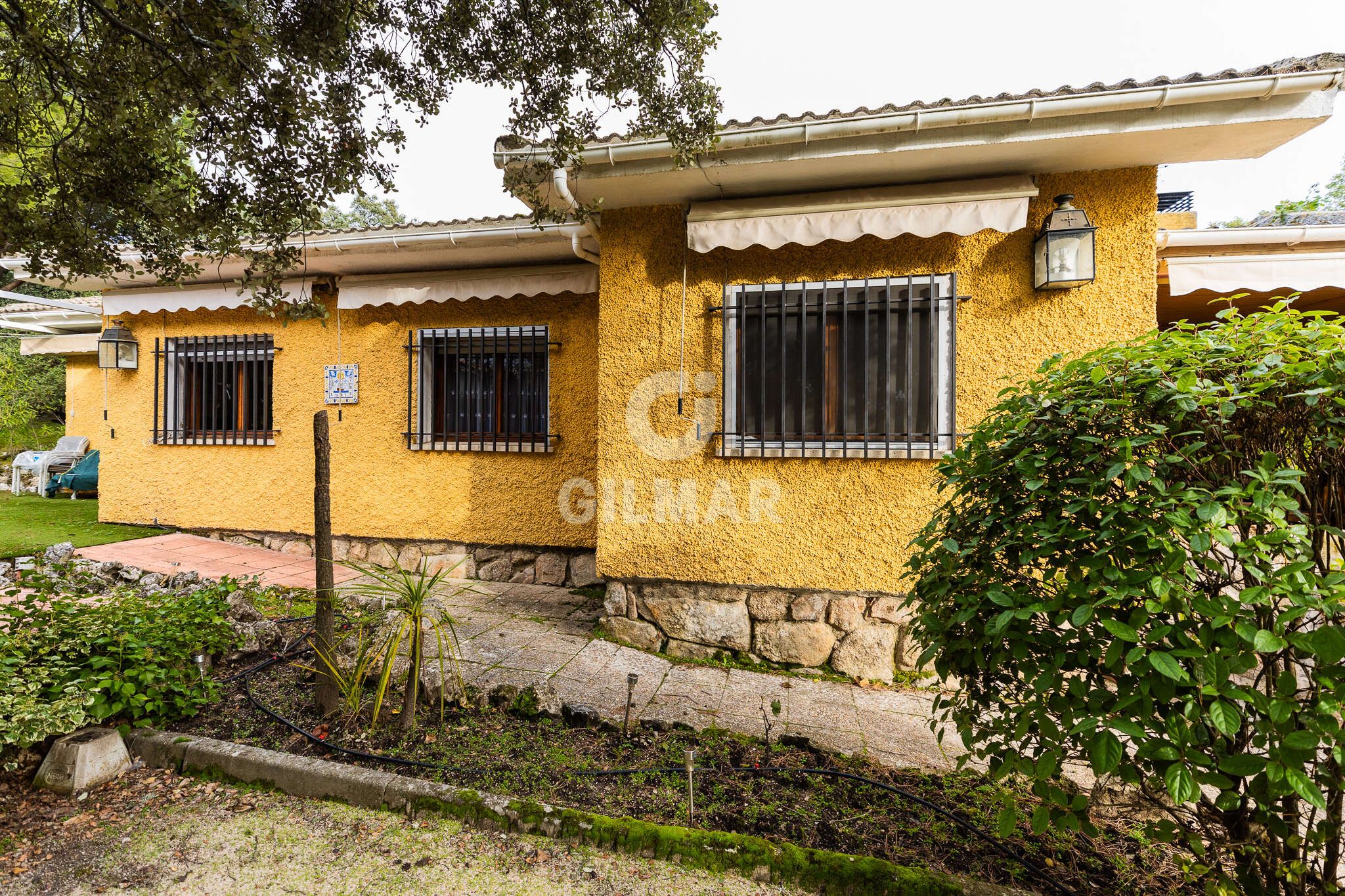 Vista exterior de Casa o xalet en venda en Hoyo de Manzanares amb Calefacció, Jardí privat i Piscina