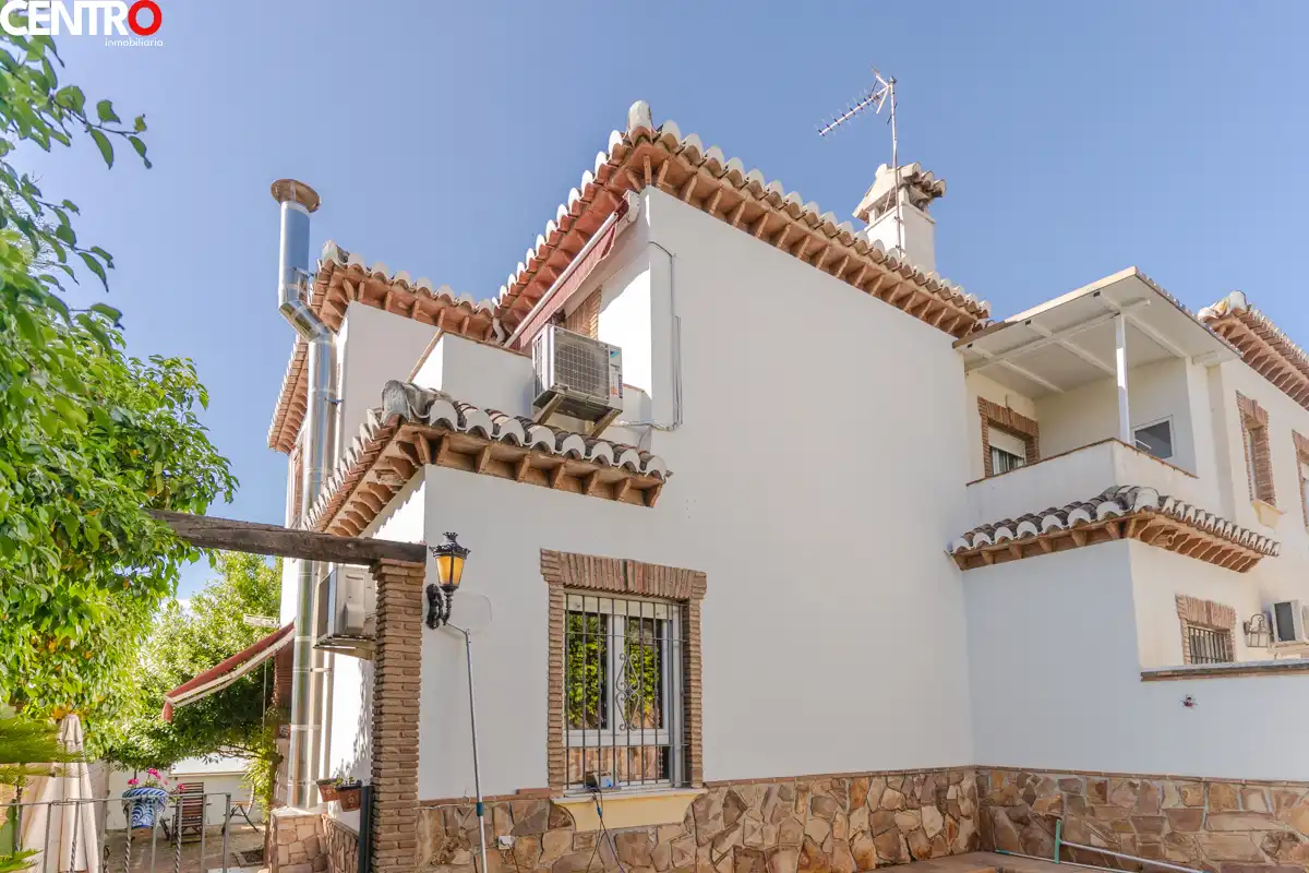 Vista exterior de Casa o chalet en venta en La Zubia con Aire acondicionado, Calefacción y Jardín privado