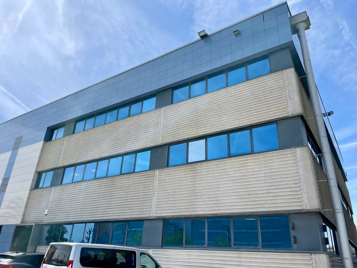 Vista exterior de Oficina de alquiler en El Prat de Llobregat con Aire acondicionado, Calefacción y Alarma
