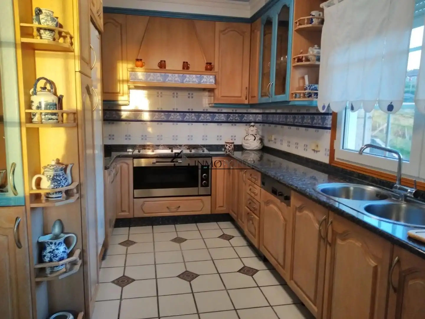 Cuina de Casa o xalet en venda en Pontevedra Capital  amb Jardí privat
