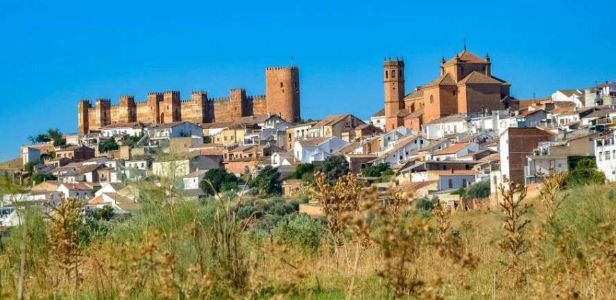 Vista exterior de Casa o xalet de lloguer en Baños de la Encina amb Aire condicionat, Terrassa i Traster
