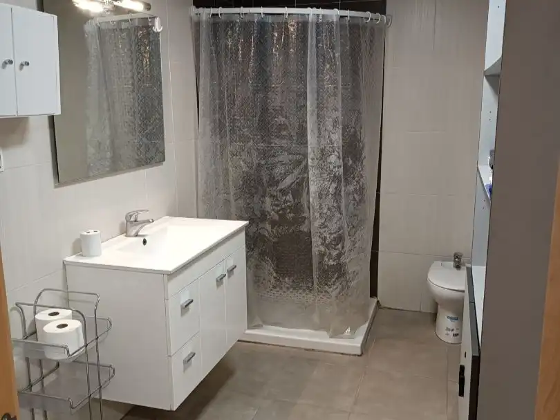 Badezimmer von Wohnung zur Miete in Lécera mit Privatgarten, Terrasse und Abstellraum