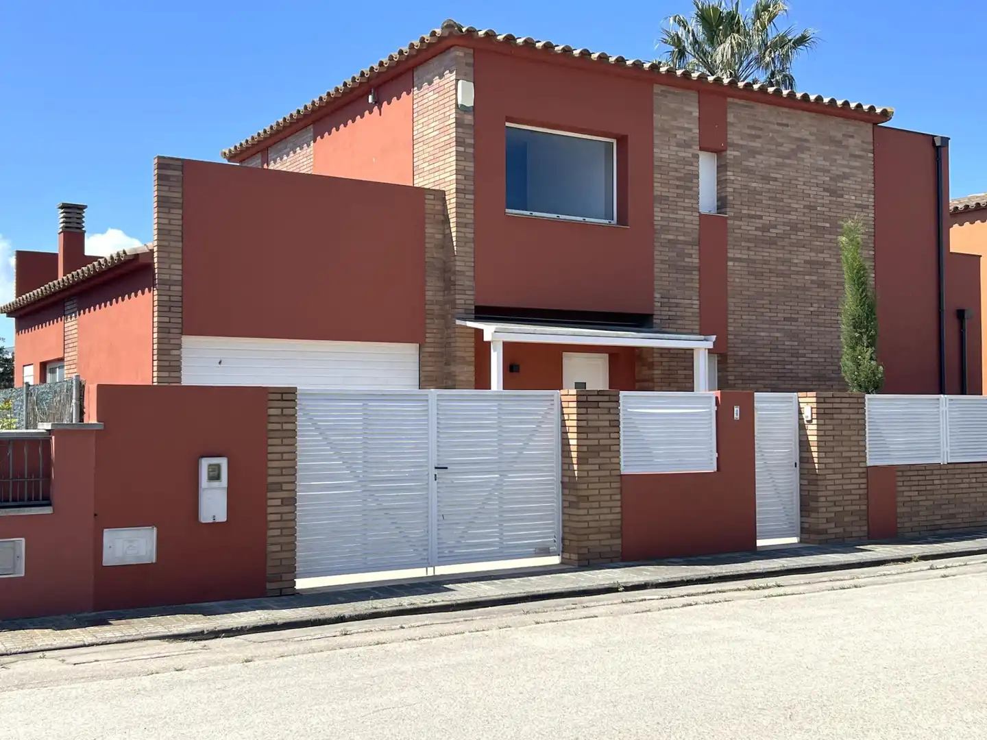 Exterior view of Houses for sale in Sant Pere Pescador  with Air Conditioner, Heating and Private garden