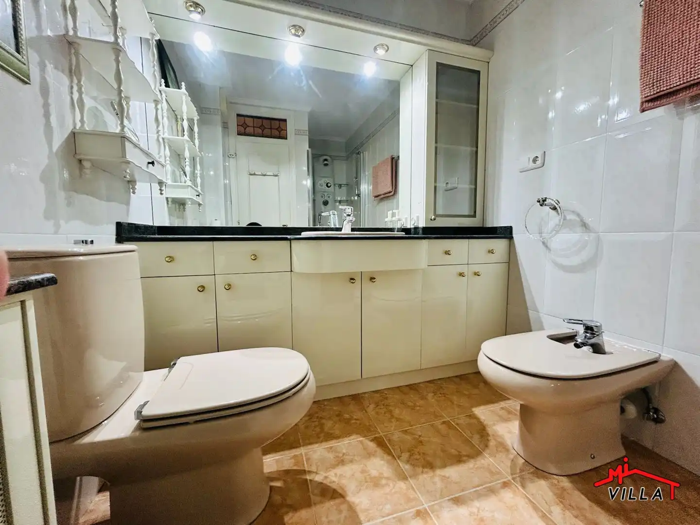 Baño de Piso en venta en Laredo con Calefacción, Terraza y Amueblado