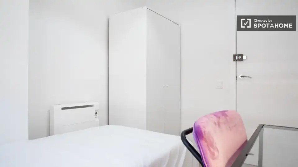 Room in Juan de la Cierva