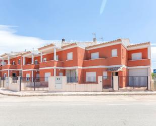 Vista exterior de Casa adosada en venda en Villargordo del Cabriel amb Terrassa i Balcó