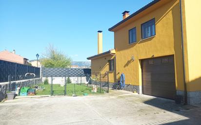 Vista exterior de Casa o xalet en venda en Palazuelos de Eresma amb Calefacció, Jardí privat i Terrassa