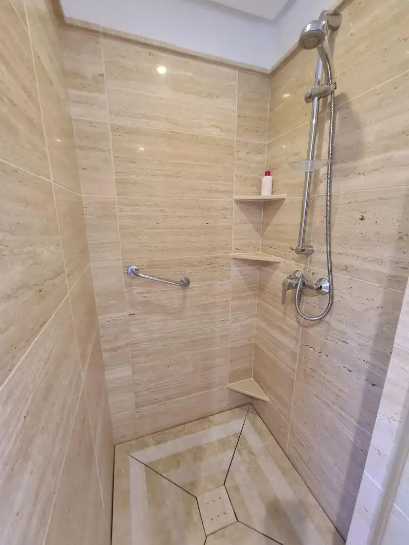 Baño de Casa adosada de alquiler en Benahavís con Aire acondicionado, Calefacción y Jardín privado