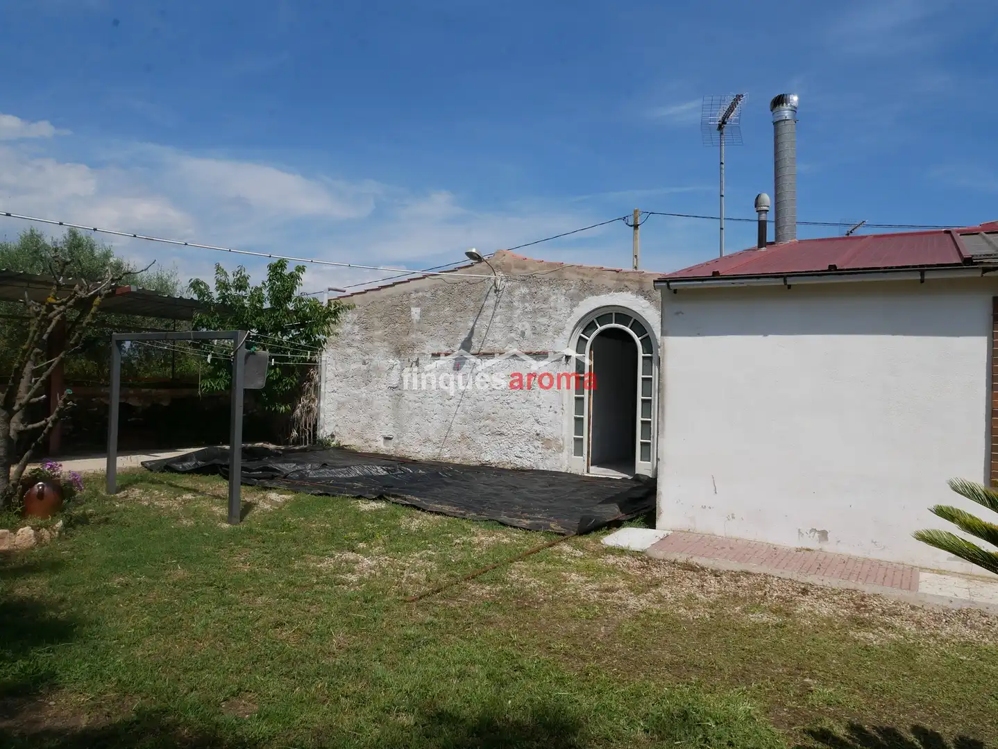 Vista exterior de Casa o xalet en venda en Alió amb Aire condicionat, Calefacció i Jardí privat