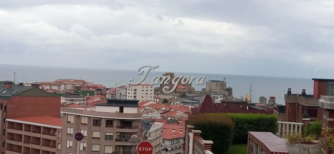 Außenansicht von Einfamilien-Reihenhaus zum Verkauf in Castro-Urdiales mit Heizung, Parkett und Terrasse