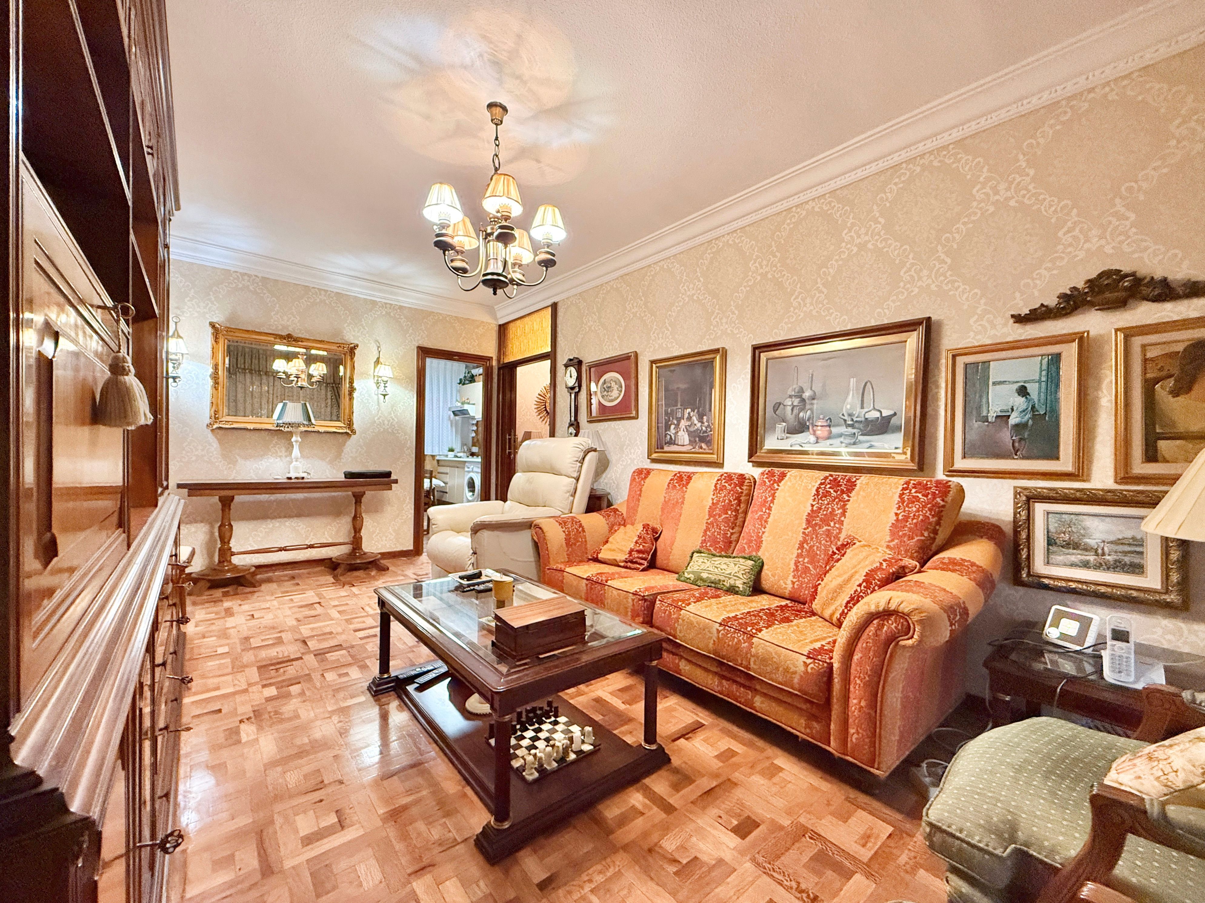 Living room of Flat for sale in  Madrid Capital