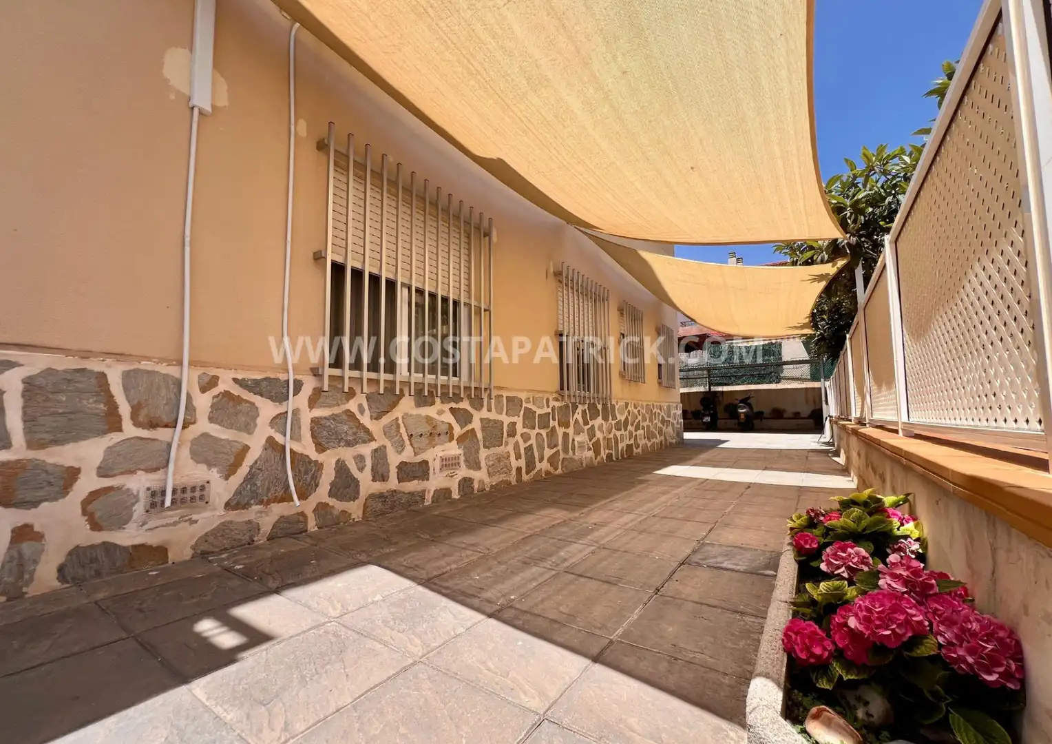 Vista exterior de Casa adosada de alquiler en Los Alcázares con Aire acondicionado, Jardín privado y Terraza