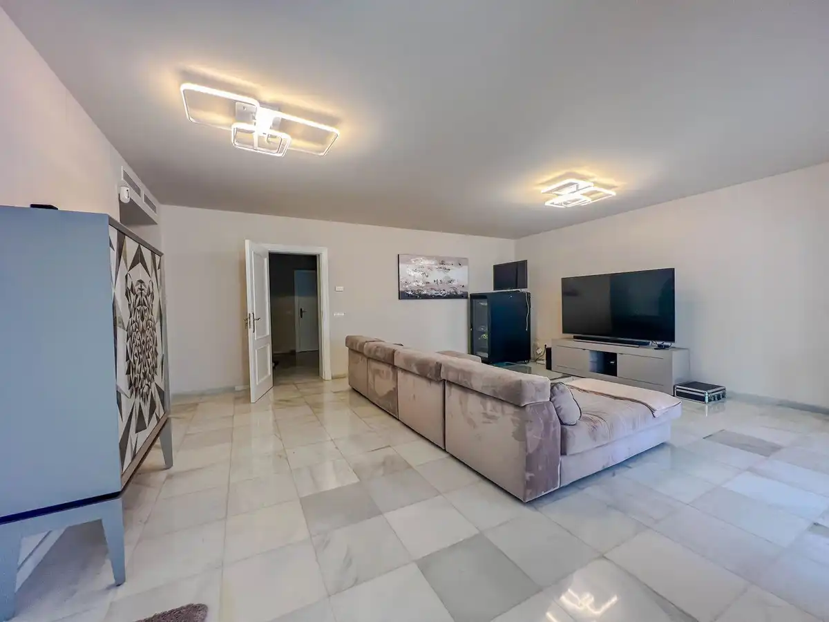 Sala de estar de Casa adosada en venta en Benahavís con Aire acondicionado y Terraza