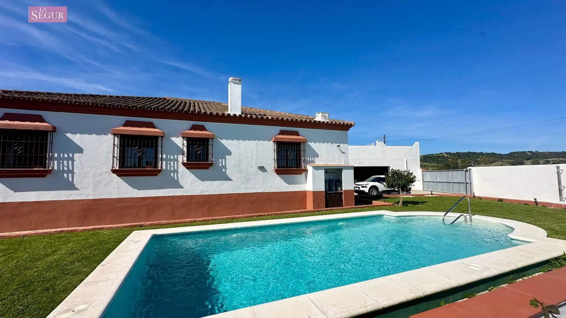 Vista exterior de Casa o xalet en venda en Conil de la Frontera amb Jardí privat, Terrassa i Piscina