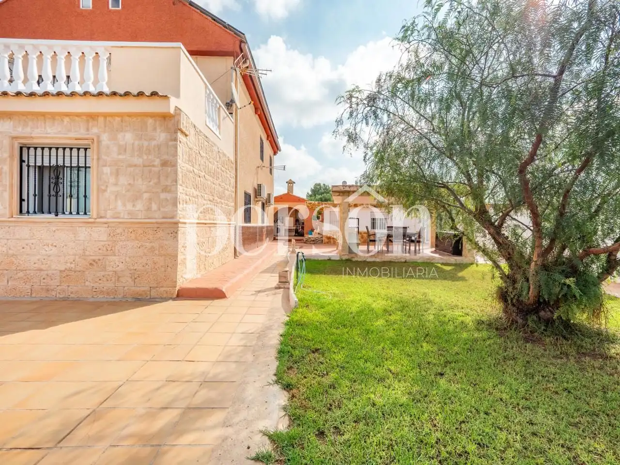 Vista exterior de Casa o xalet en venda en Manises amb Aire condicionat, Jardí privat i Terrassa