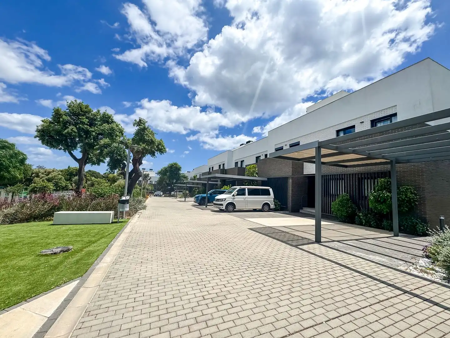 Aparcament de Casa adosada en venda en Sotogrande amb Aire condicionat, Calefacció i Jardí privat