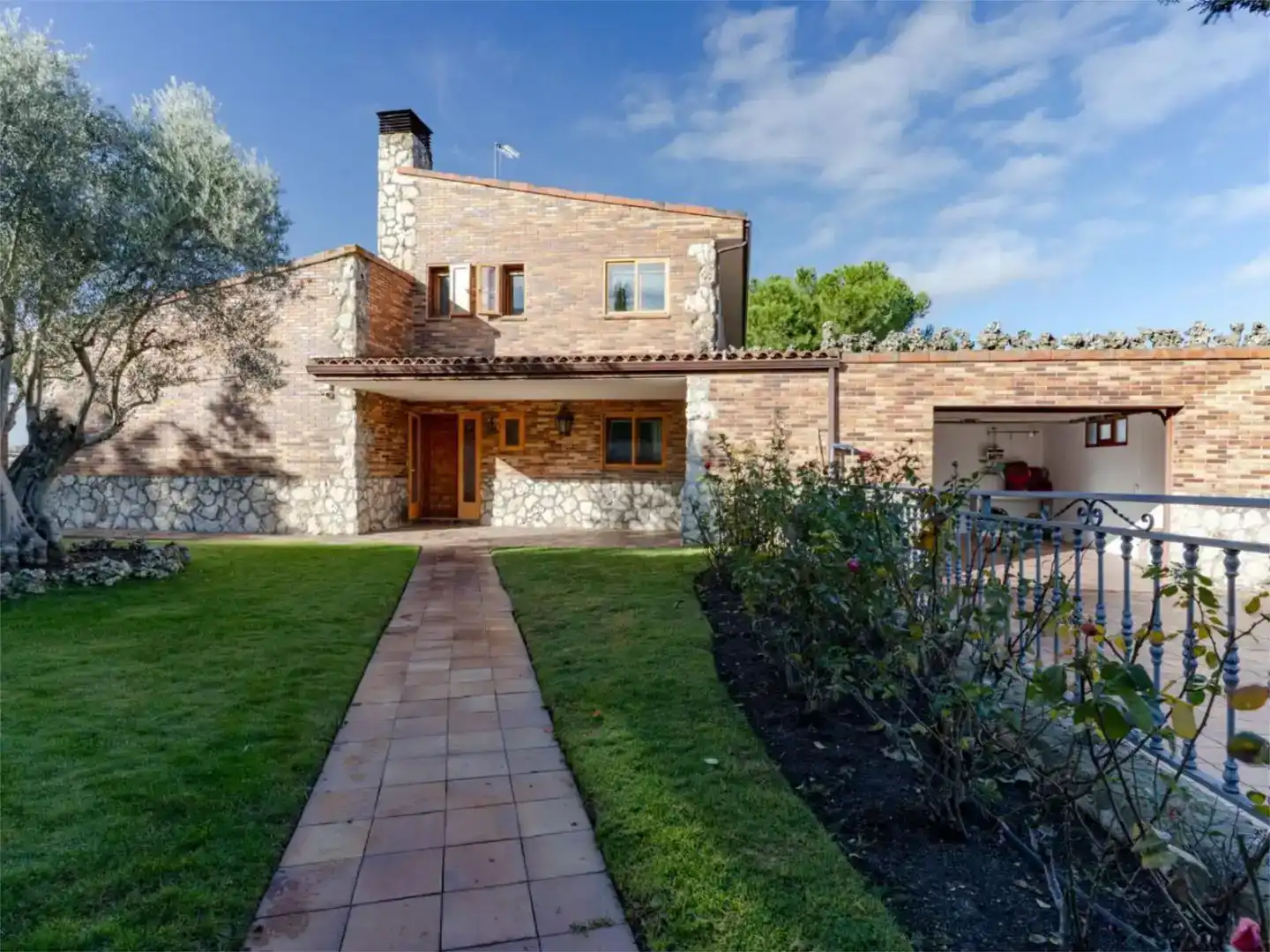 Vista exterior de Casa o chalet en venta en Tres Cantos con Piscina