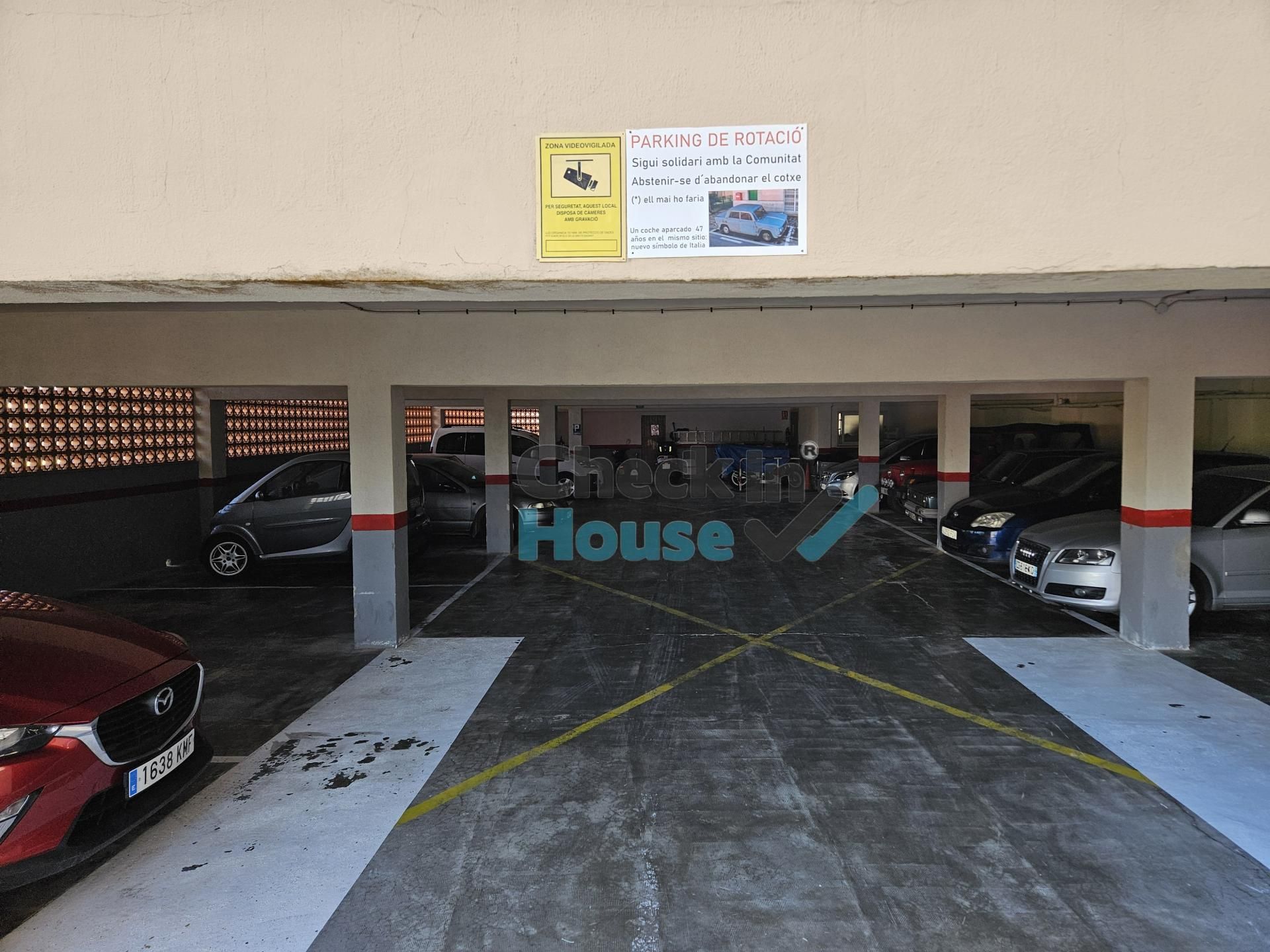 Aparcament de Apartament en venda en Sant Feliu de Guíxols amb Calefacció i Jardí privat