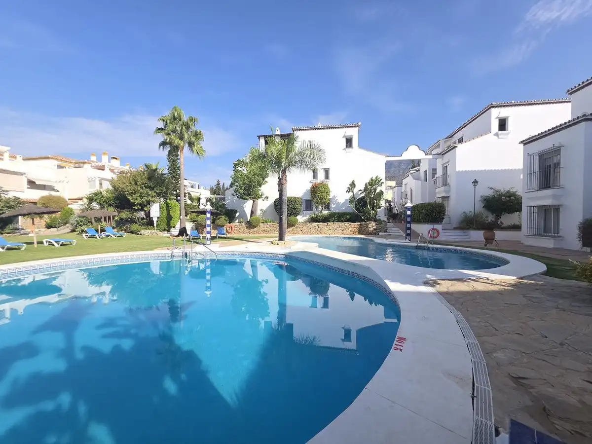 Jardí de Casa adosada en venda en Marbella amb Aire condicionat, Terrassa i Moblat