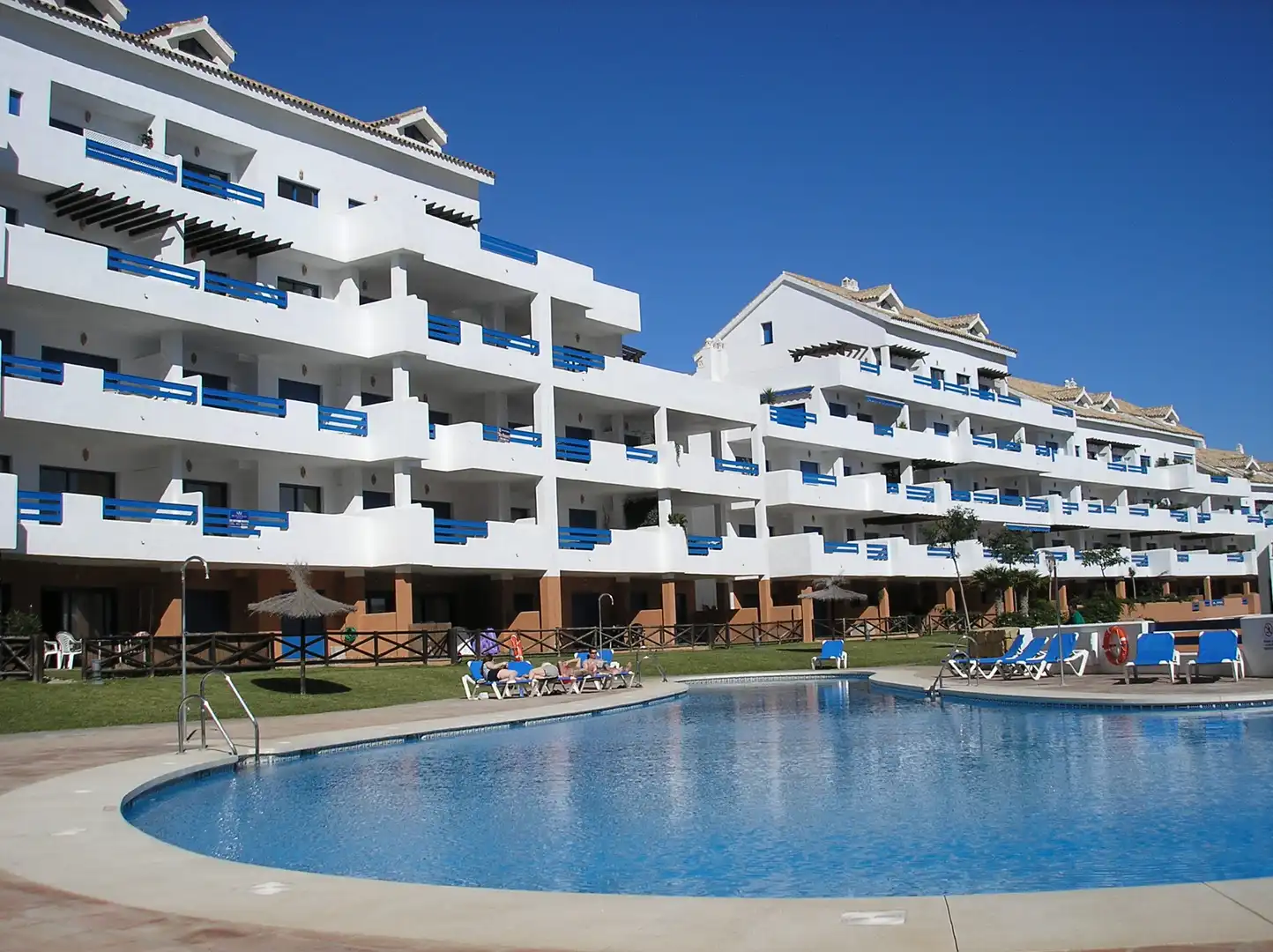 Vista exterior de Apartament en venda en Manilva amb Aire condicionat, Calefacció i Terrassa