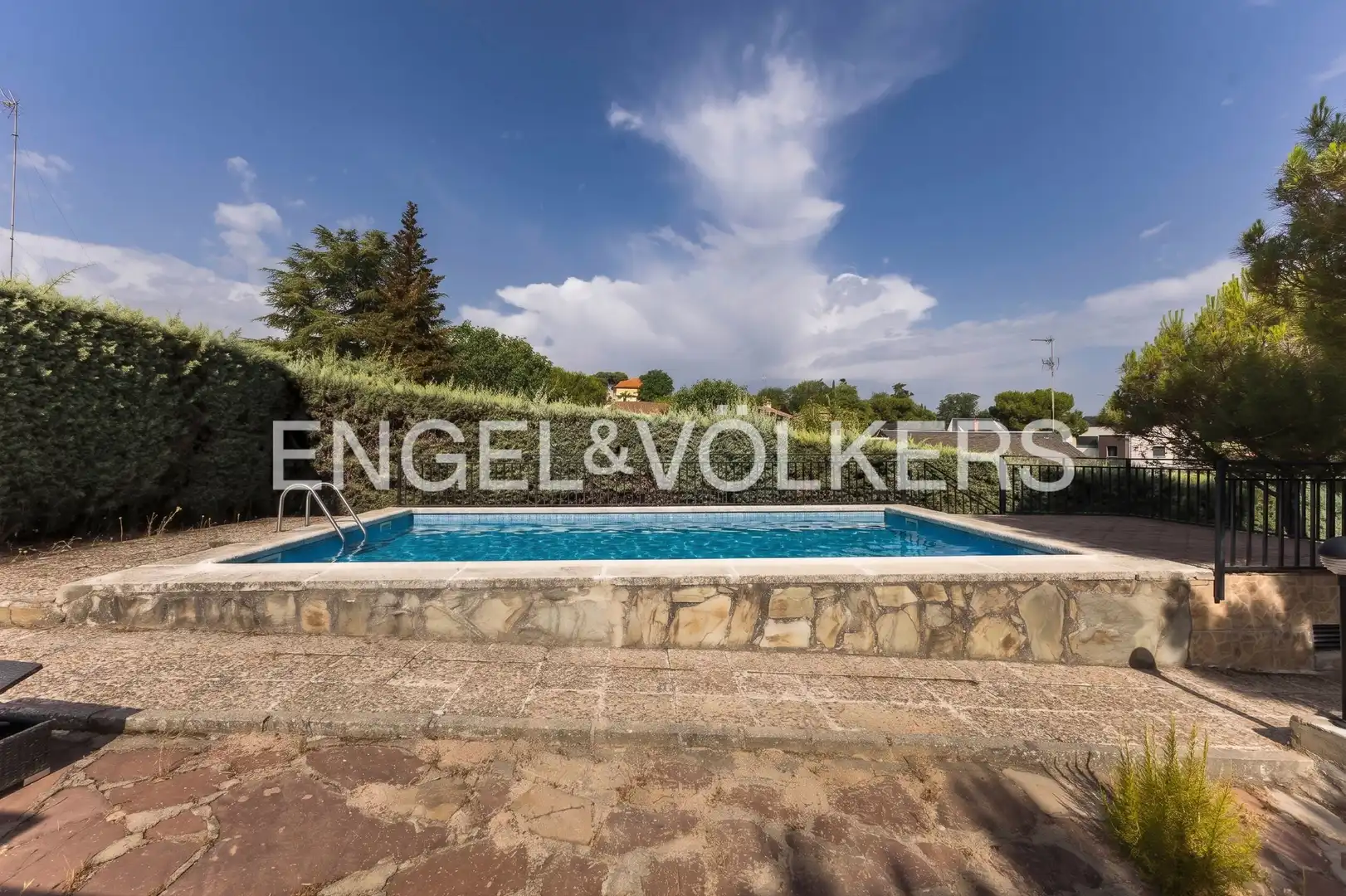 Piscina de Casa o xalet en venda en Tres Cantos amb Calefacció, Jardí privat i Parquet