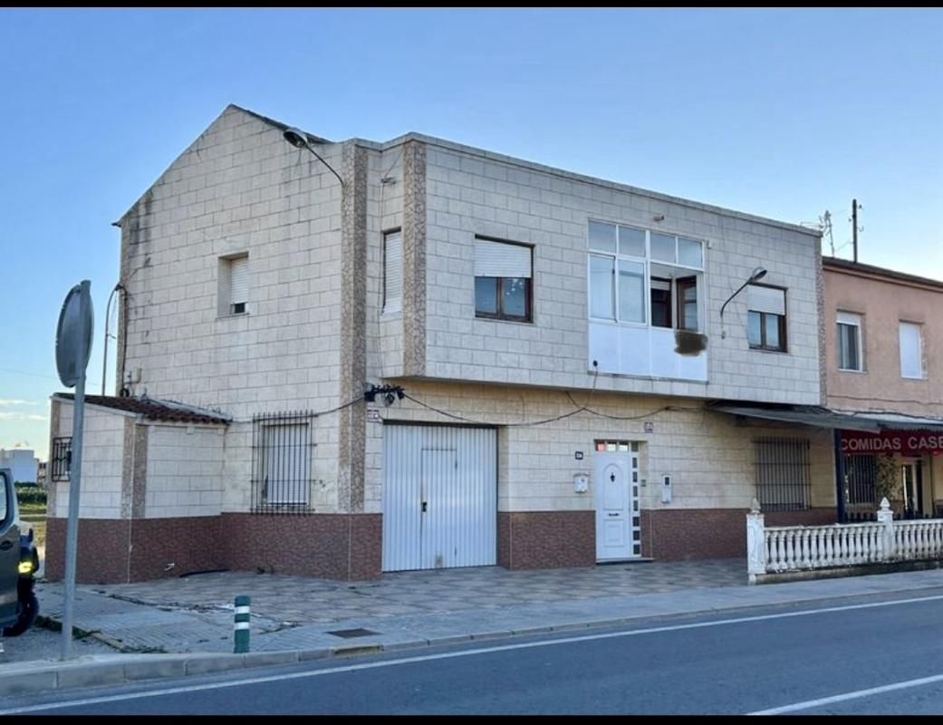 Vista exterior de Casa adosada en venda en Orihuela amb Terrassa, Traster i Balcó