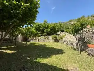 Jardí de Casa adosada en venda en Valle de Sedano amb Jardí privat, Traster i Moblat