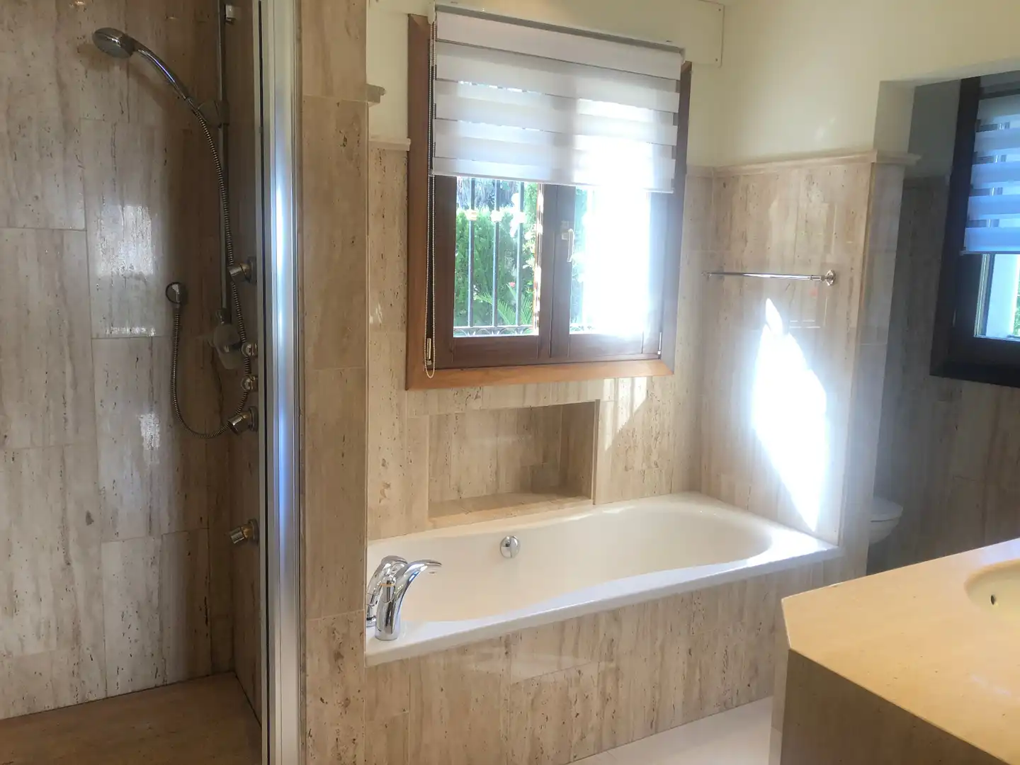 Badezimmer von Haus oder Chalet zur Miete in Marbella mit Klimaanlage, Heizung und Privatgarten