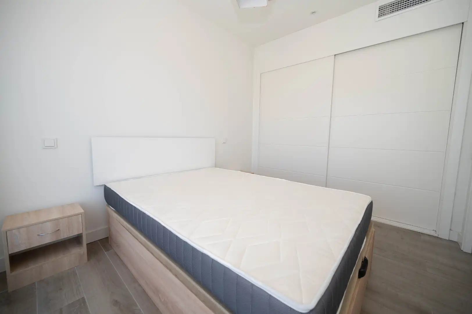 Dormitori de Apartament de lloguer en Madrid amb Aire condicionat, Calefacció i Traster