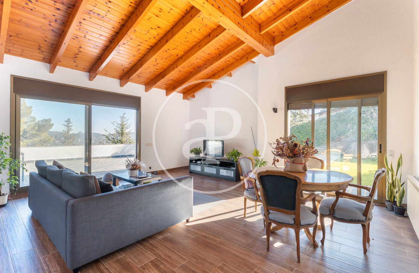Sala d'estar de Casa o xalet en venda en Matadepera amb Aire condicionat, Calefacció i Jardí privat