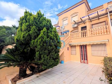 Maison mitoyenne avec balcon à vendre à Orihuela Costa