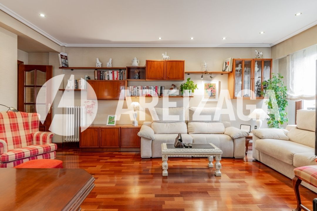 Sala d'estar de Pis en venda en Donostia - San Sebastián  amb Calefacció, Terrassa i Balcó