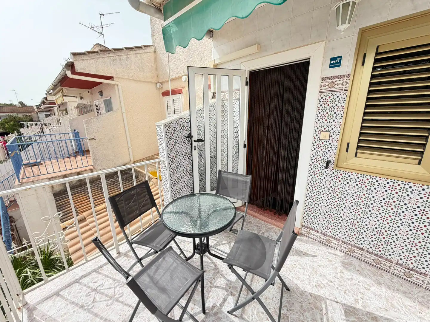 Terrasse von Einfamilien-Reihenhaus zum Verkauf in Los Alcázares mit Klimaanlage, Abstellraum und Möbliert