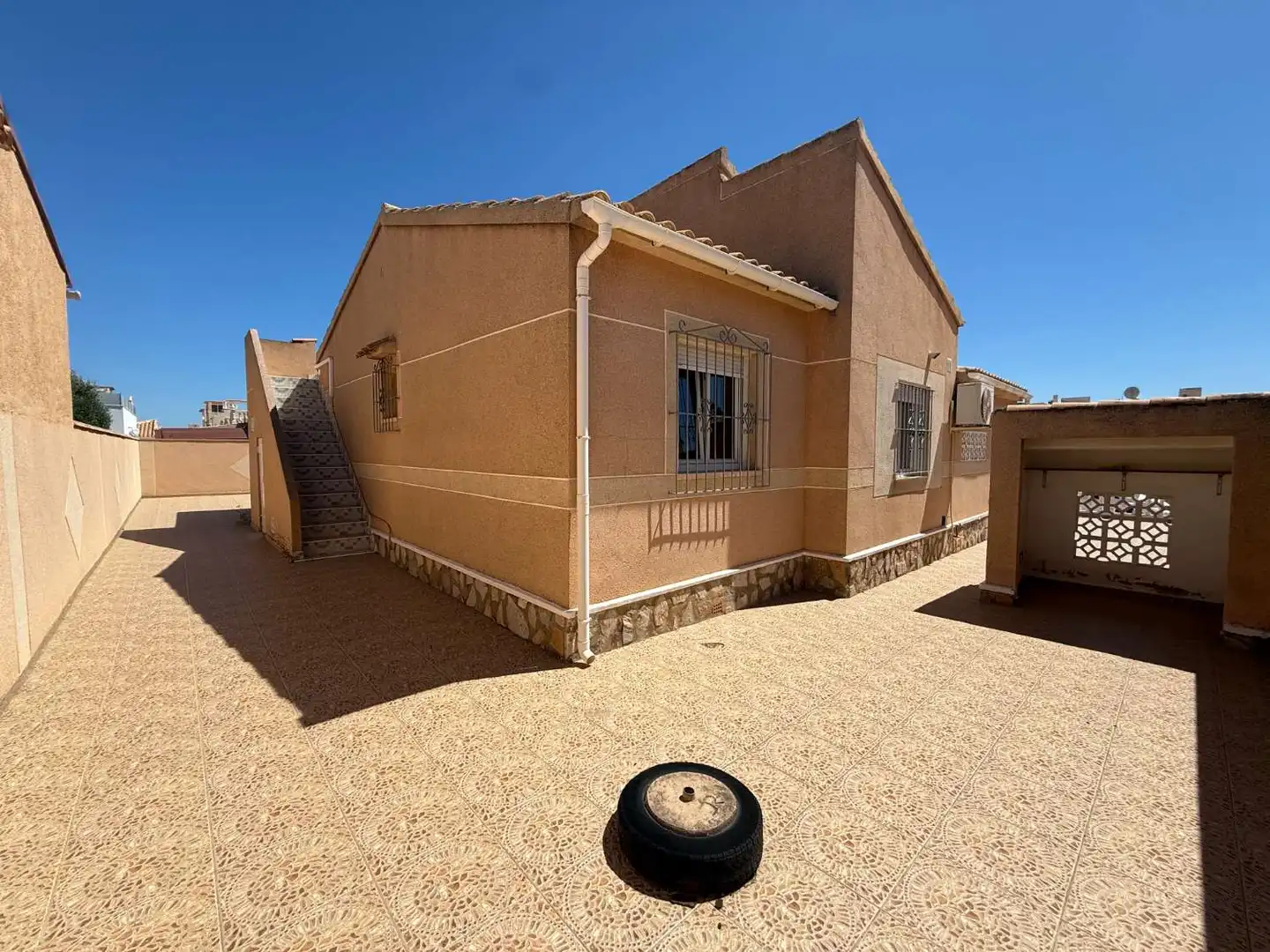 Vista exterior de Casa o xalet en venda en Orihuela amb Aire condicionat, Calefacció i Moblat