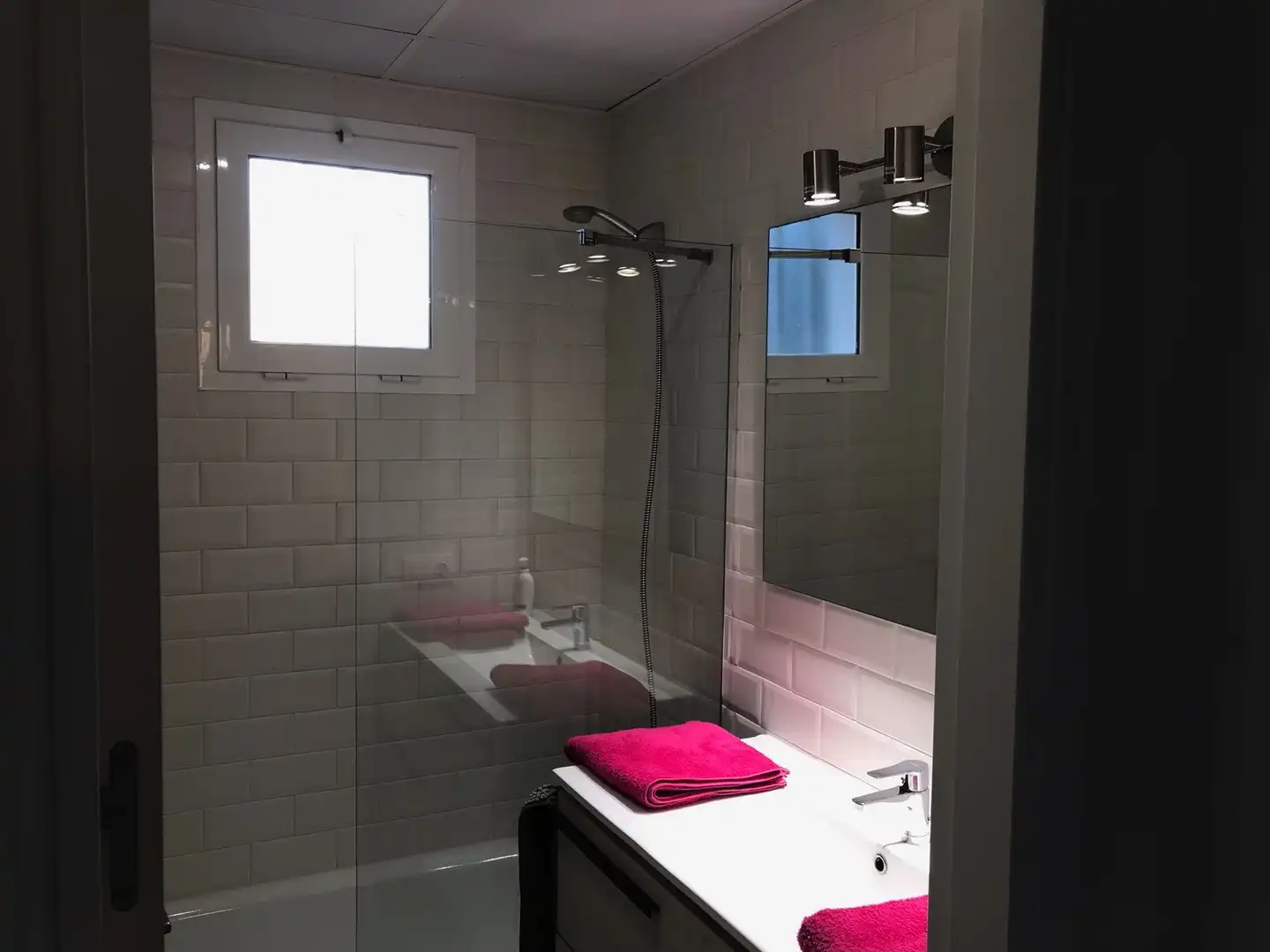 Badezimmer von Wohnungen zum Verkauf in Manilva mit Klimaanlage, Terrasse und Abstellraum