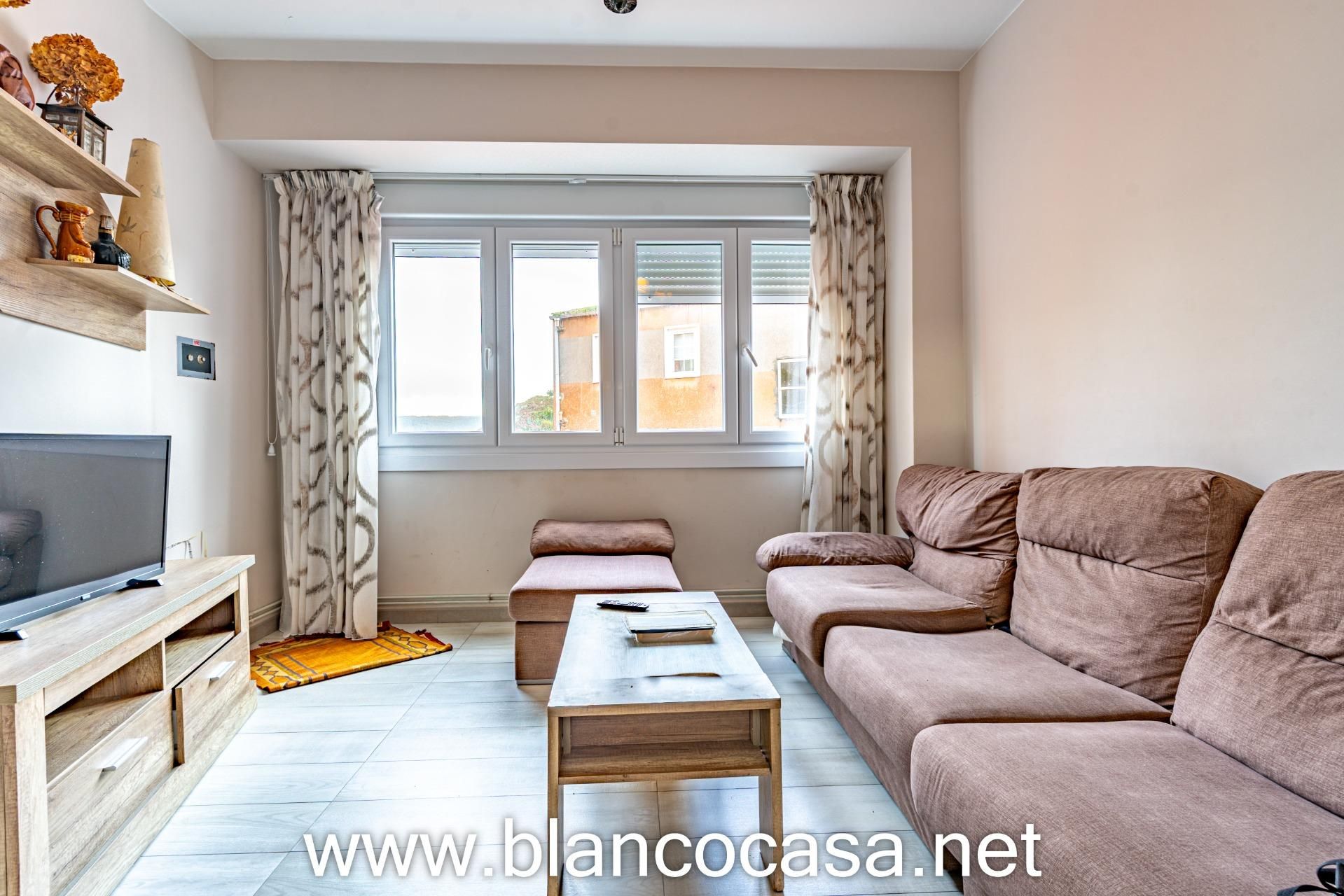 Sala d'estar de Pis en venda en Malpica de Bergantiños amb Traster i Moblat