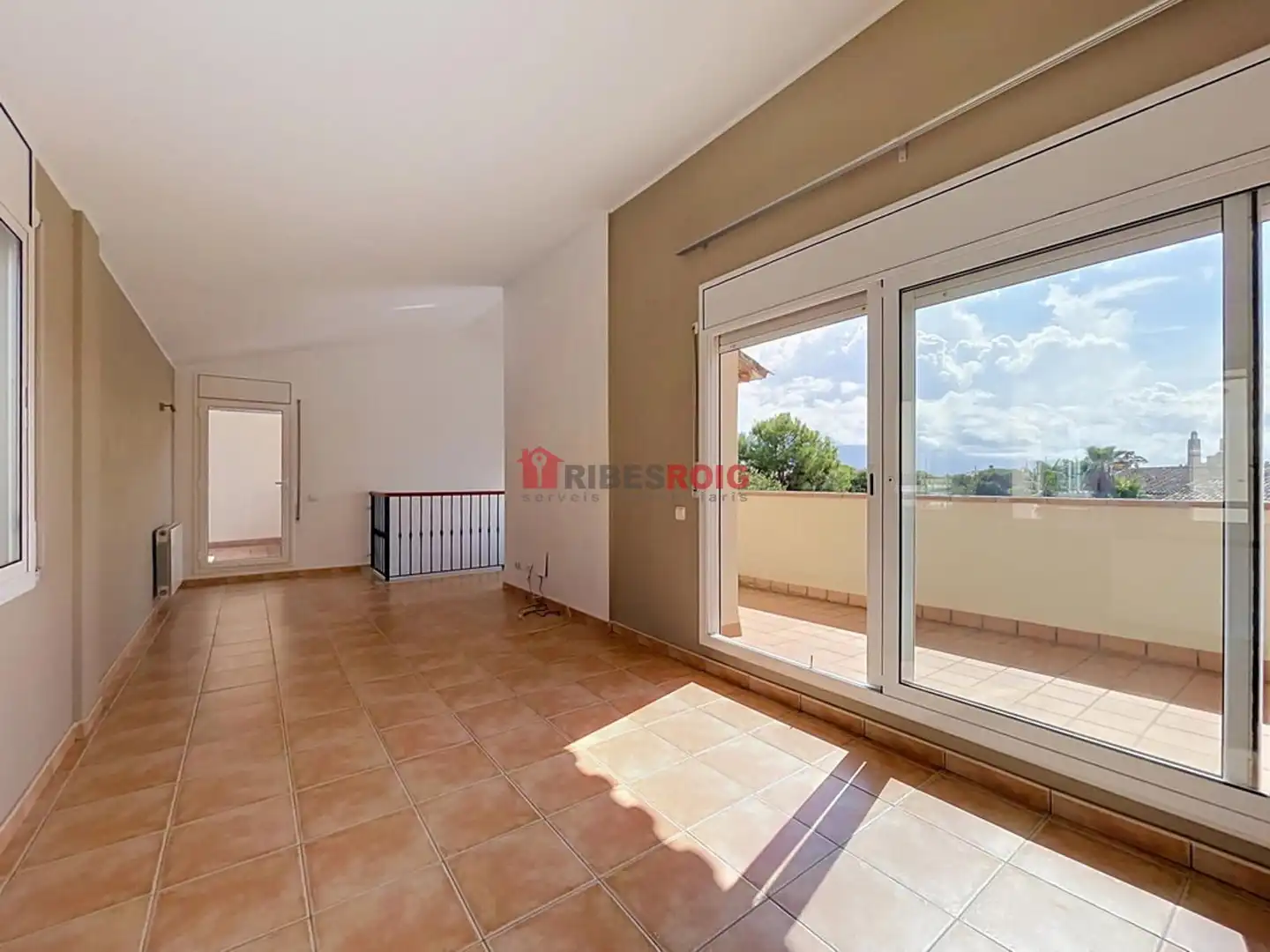 Vista exterior de Casa adosada en venda en Sant Pere de Ribes amb Calefacció, Jardí privat i Terrassa