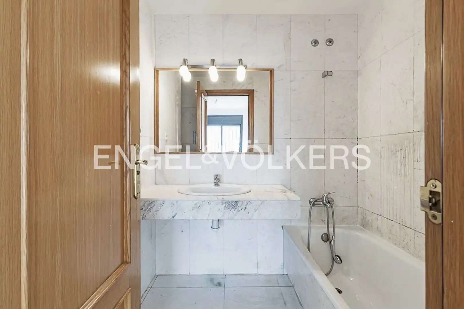 Baño de Piso de alquiler en Sant Feliu de Llobregat con Aire acondicionado, Calefacción y Parquet