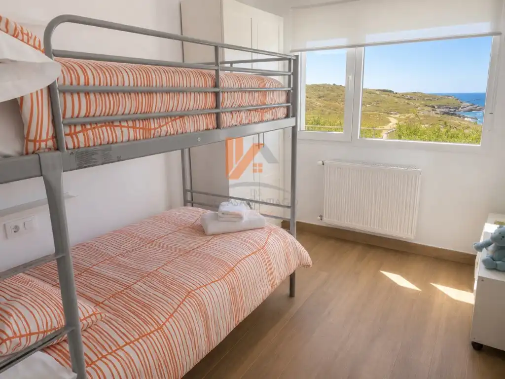 Dormitori de Casa o xalet en venda en Porto do Son amb Jardí privat, Terrassa i Moblat