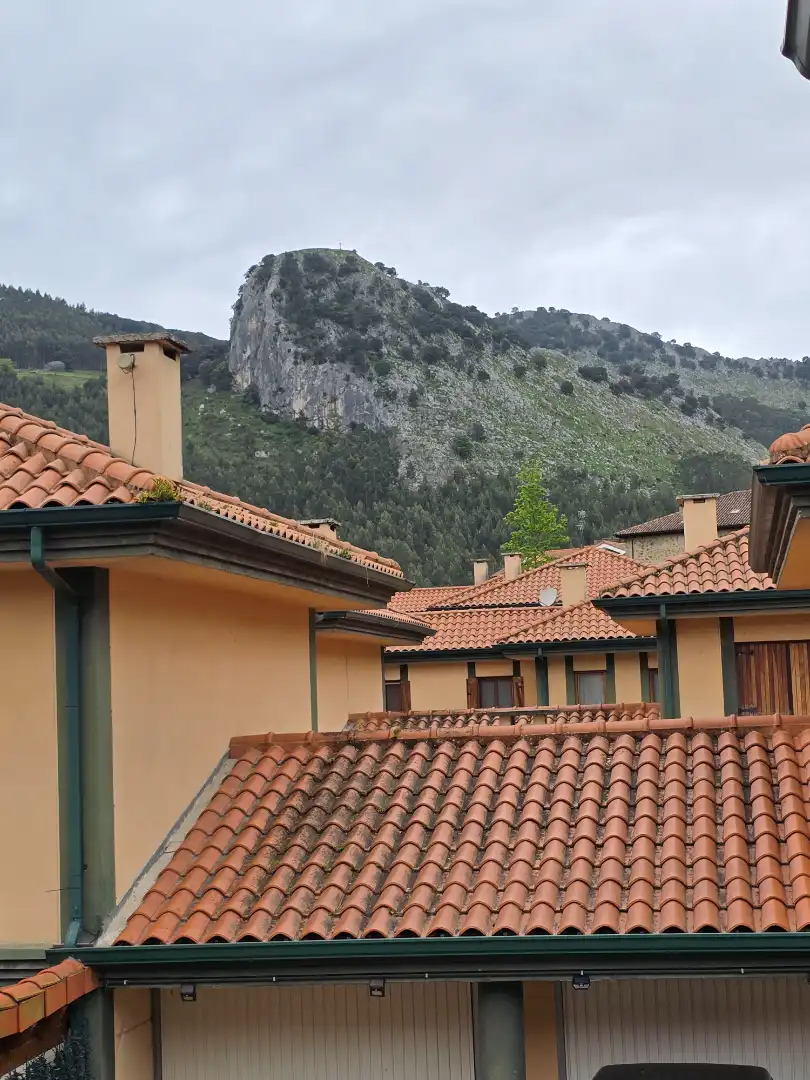 Außenansicht von Einfamilien-Reihenhaus zum Verkauf in Castro-Urdiales mit Heizung, Privatgarten und Parkett