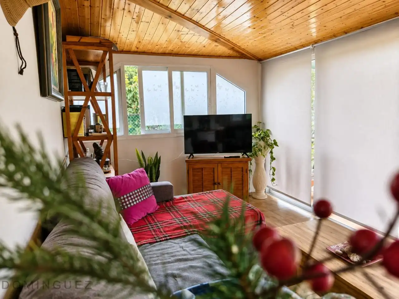 Sala d'estar de Casa o xalet en venda en Cangas  amb Calefacció, Jardí privat i Terrassa