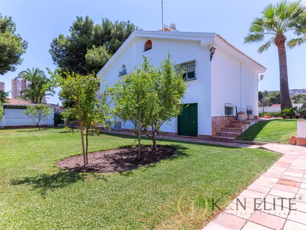 Vista exterior de Casa o xalet en venda en Alicante / Alacant amb Aire condicionat, Jardí privat i Terrassa