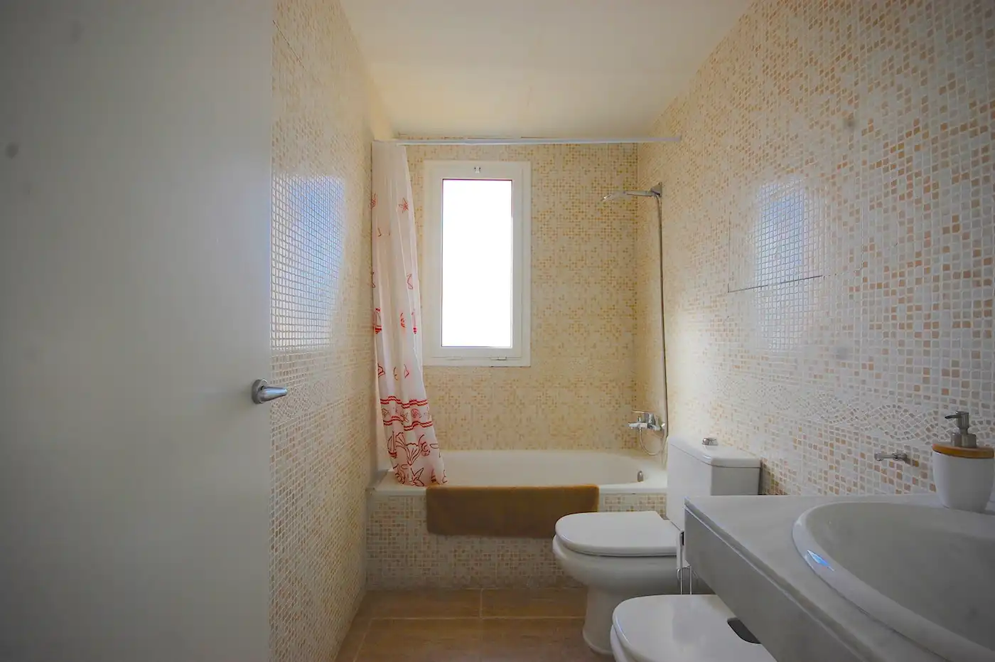 Baño de Casa adosada en venta en L'Escala con Aire acondicionado, Calefacción y Jardín privado