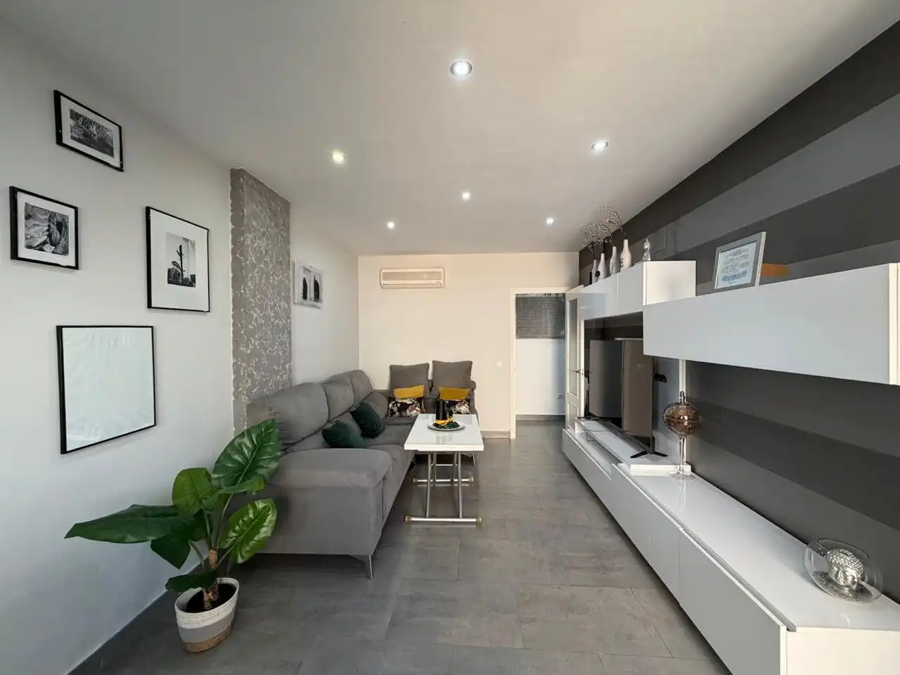 Living room of Flat for sale in Sanlúcar de Barrameda  with Air Conditioner, Terrace and Furnished