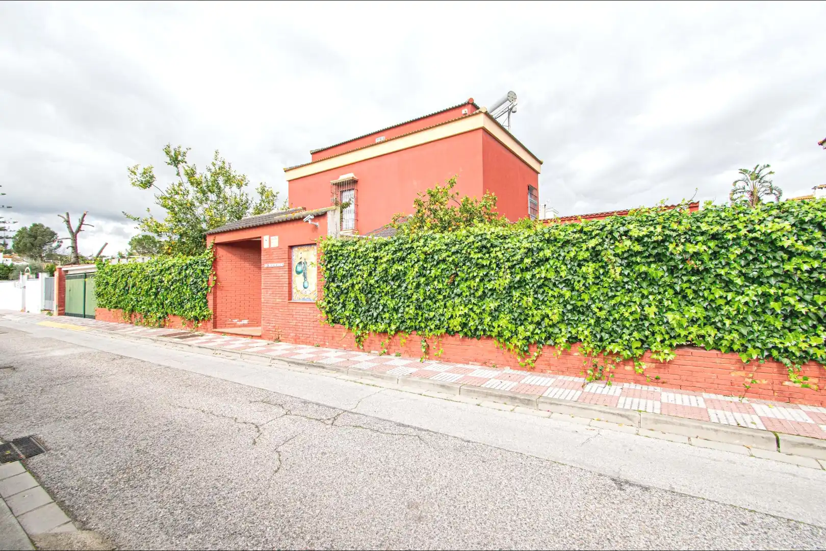 Vista exterior de Casa o xalet en venda en Tomares amb Jardí privat, Terrassa i Piscina
